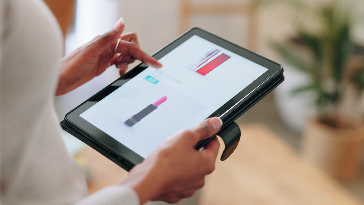 manos con tableta para compras en línea ecommerce