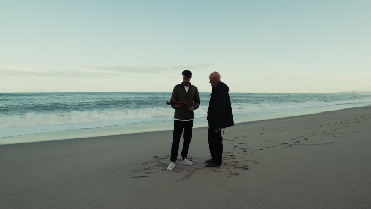 Padre e figlio si godono la Festa del Papà in spiaggia.