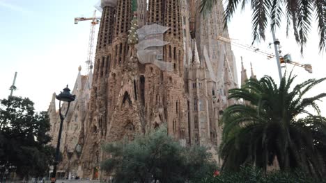 Arquitectura-Artística-De-La-Iglesia-De-La-Sagrada-Familia-De-Barcelona-En-La-Ciudad-Turística-De-España