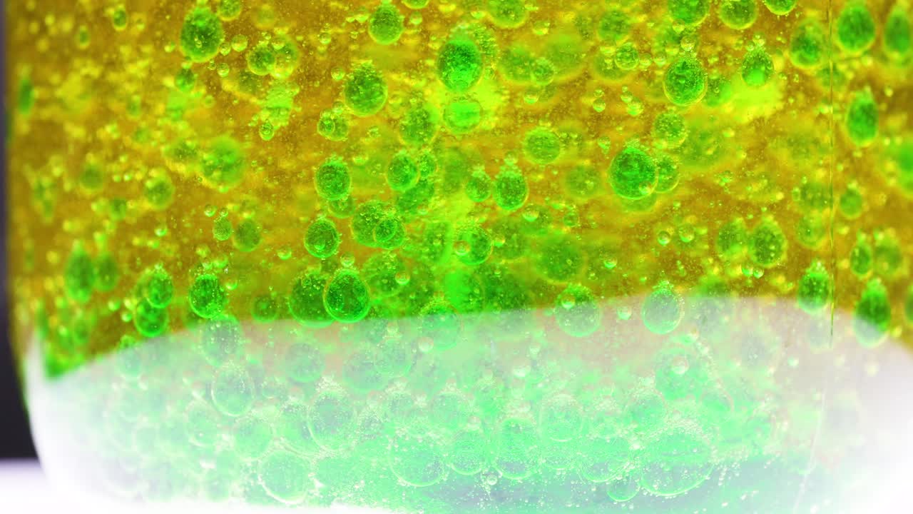 거품이 있는 다채로운 액체