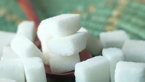 cubos de azúcar en cuchara de madera
