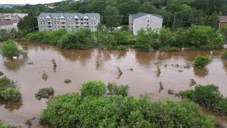 Hochwasser-Des-Flusses,-Der-In-Hinterhöfe-Und-Wohnimmobilien-überläuft