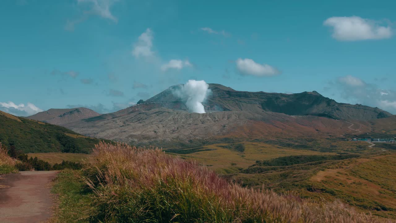paisaje kusasenri y volcán aso - japón