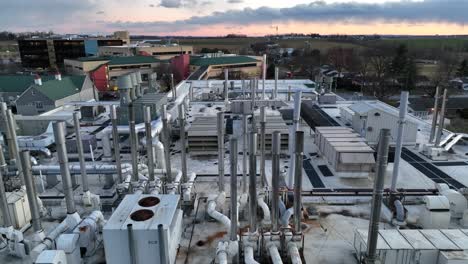 vista de cerca del sistema de ventilación de grado industrial que arroja humos del laboratorio de investigación científica en américa