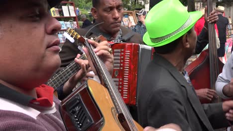 músicos cubanos tocan en la calle en la habana