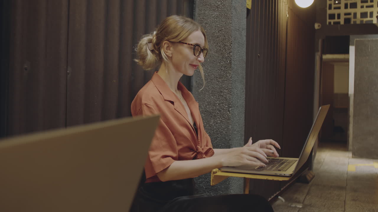 Persone che lavorano al laptop in un bar perfetto per i freelance