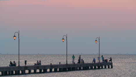 Gente-Disfrutando-Del-Paisaje-Marino-Desde-El-Muelle