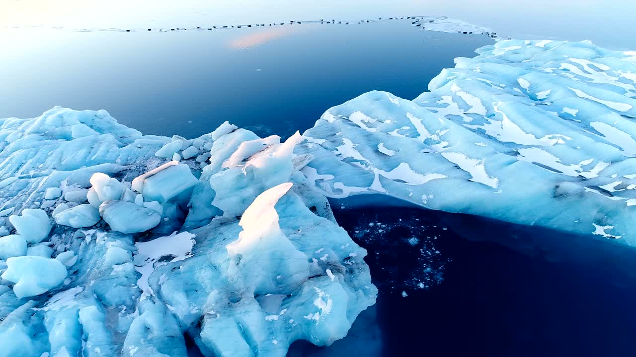 Bela vista panorâmica com um drone de iceberg branco na Islândia. Focas em um bloco de gelo branco ao fundo