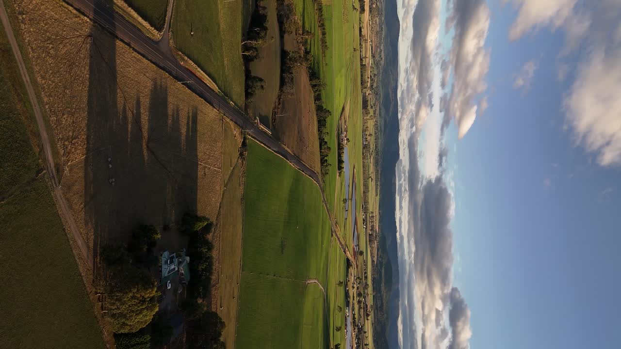 vista en alto de un avión no tripulado de un paisaje verde típico en la zona rural de tasmania en un disparo vertical