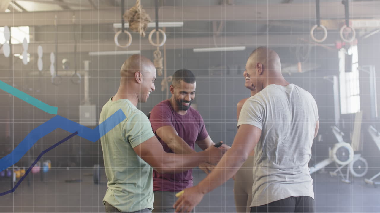 animación de datos de procesamiento de gráficos sobre diversos grupos de fitness abrazando y apilando manos en el gimnasio