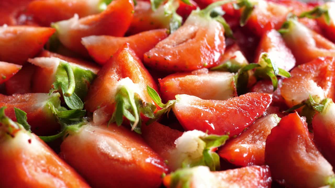 딸기 딸기를 4 분으로 잘라서 회전 회전