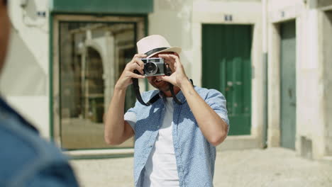 colpo di cursore del fotografo maschio che scatta foto dell'uomo all'aperto