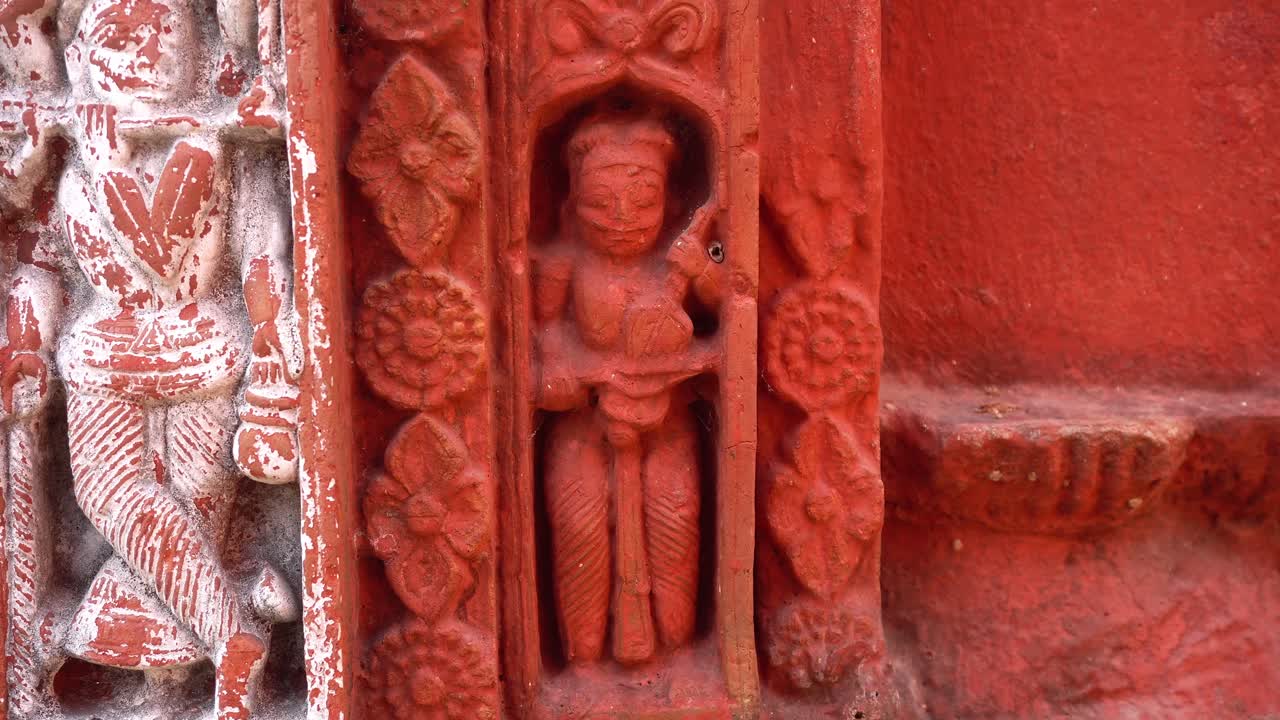 The red brick architecture is evident on the outer walls of this temple which the social system, culture and civilization of that time blossomed.Currently, the paintings are almost destroyed.