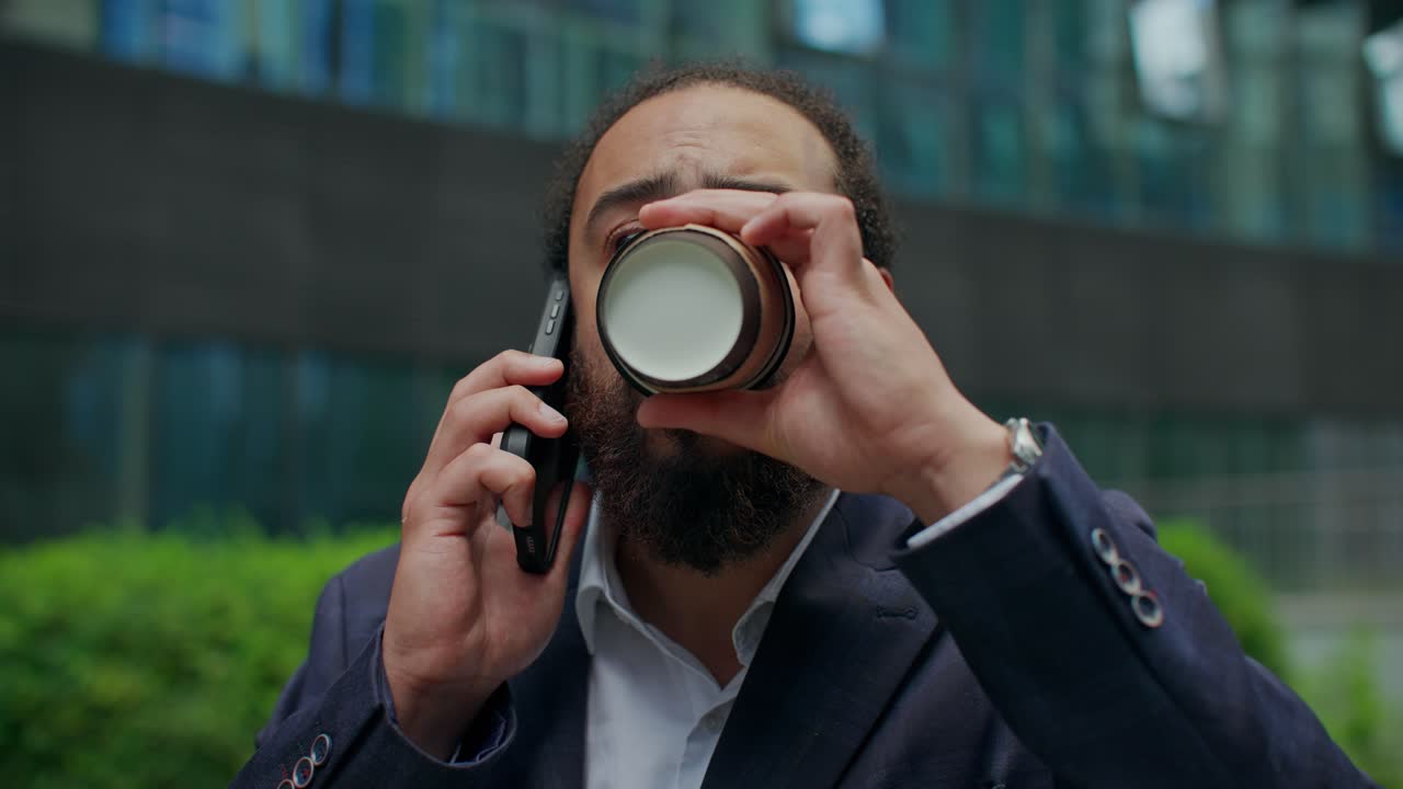 Un uomo d'affari al telefono.