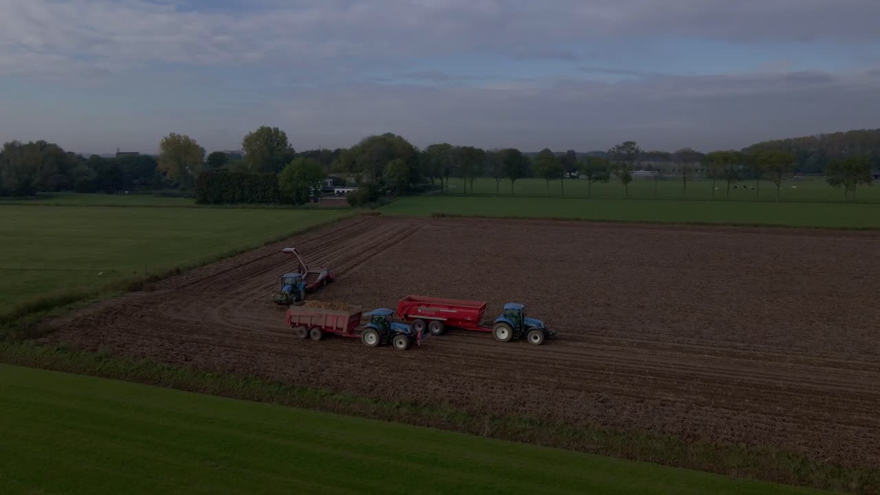 수확을 준비하는 농업 기계 - 공중 원 주위