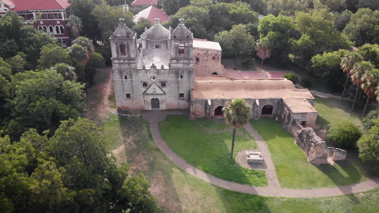un dron sobrevuela los hermosos terrenos de mission concepcion en san antonio, texas