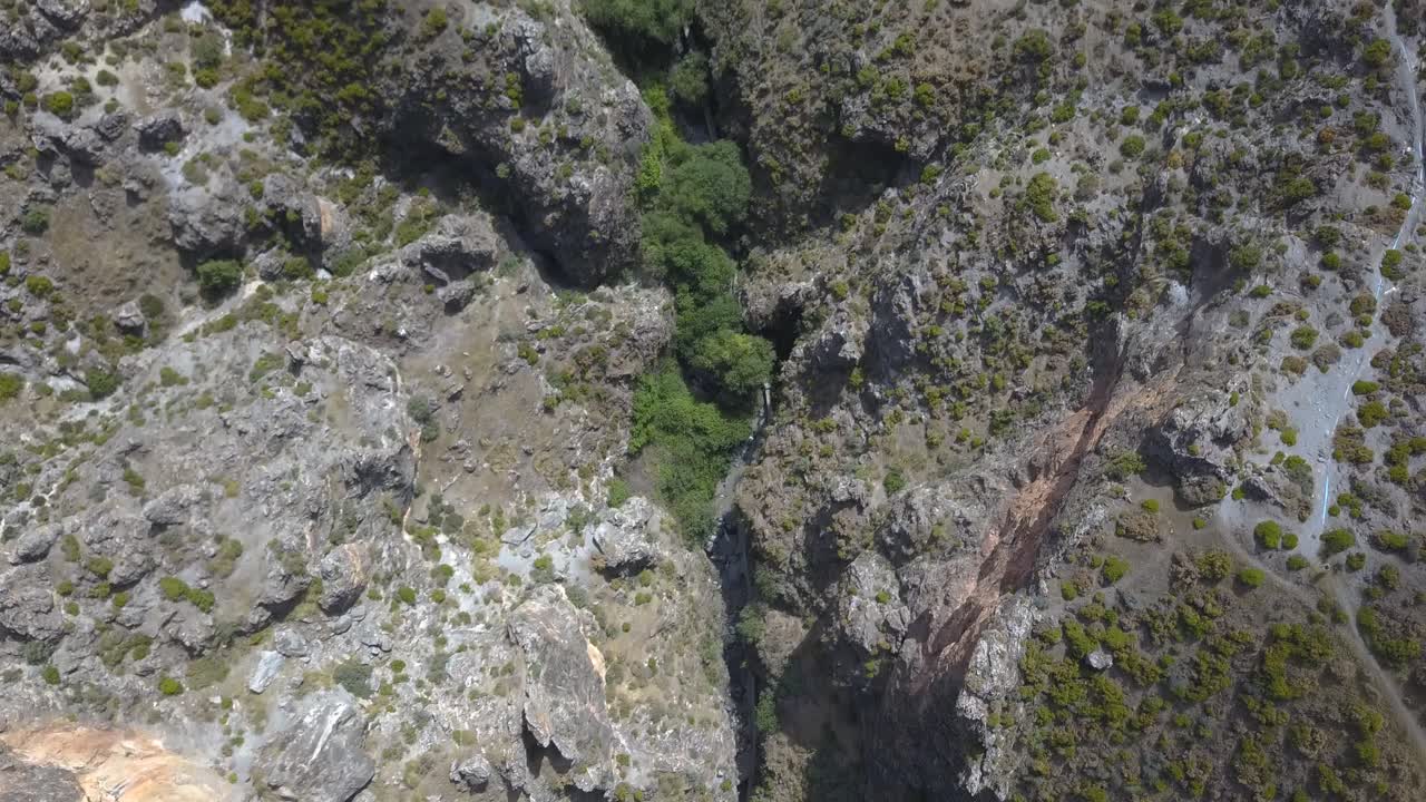 fotografía aérea del curso de un río en lo profundo de un acantilado en una zona rocosa del sur de españa