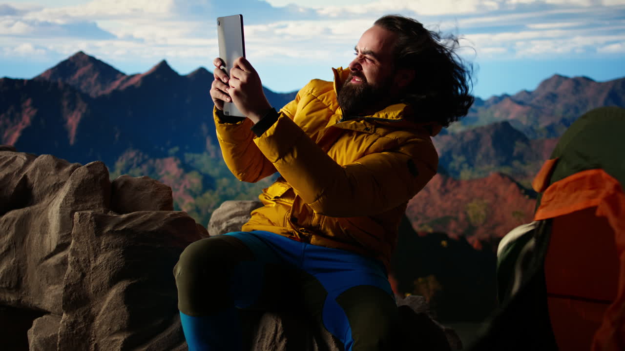 el excursionista dependiente de la tecnología ignora la belleza de la naturaleza y trabaja en línea