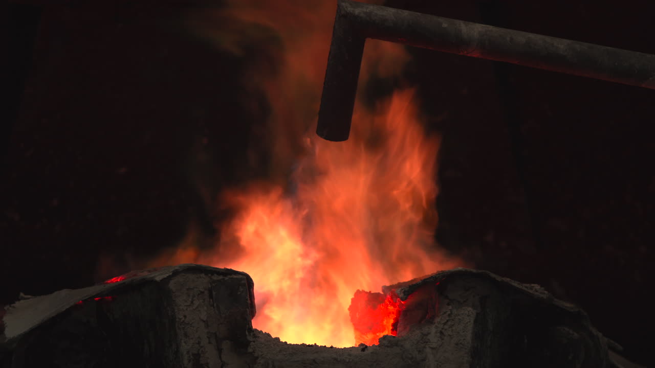 Forno industriale in fiamme con fiamme arancioni intense