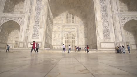 primer plano de bajo nivel del taj mahal