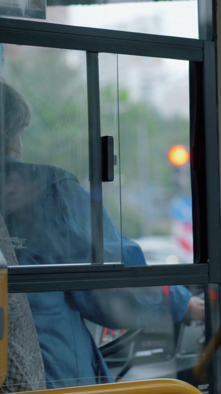 Autista di autobus donna al lavoro