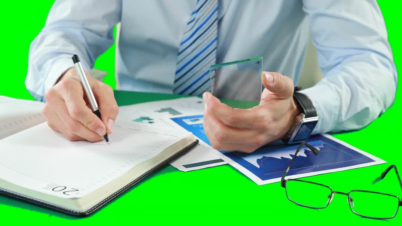 일하는 동안 디지털 스마트 폰을 사용하는 사업가