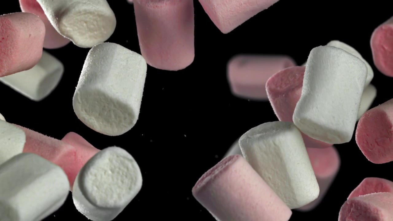 Marshmallow rosa e bianchi che cadono al rallentatore