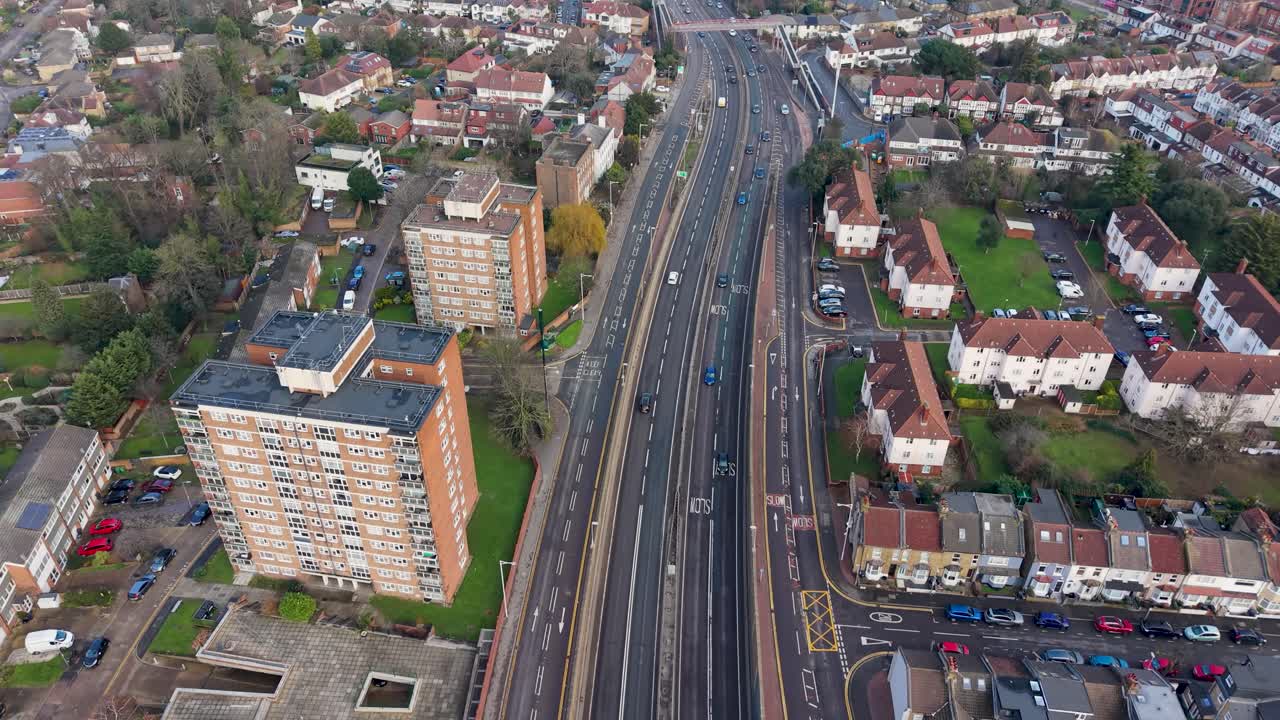 Drohnenflug über A12 George Green Tunnel, der Autos folgt, die hinein- und hinausfahren