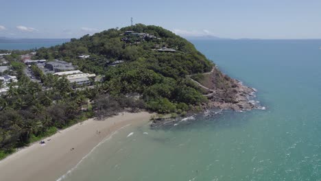 Playa-De-Cuatro-Millas-En-Port-Douglas---Destino-Turístico-En-El-Norte-Tropical-De-Queensland,-Australia---Toma-Aérea-De-Drones