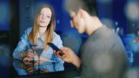 Junge-Leute-Entspannen-Sich-An-Einem-Tisch-In-Einem-Gemütlichen-Restaurant,-Während-Sie-Sich-Unterhalten-Und-Eine-Gute-Zeit-Haben-4