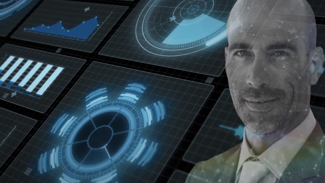 animación de procesamiento de datos y hombre de negocios caucásico sonriendo sobre fondo negro