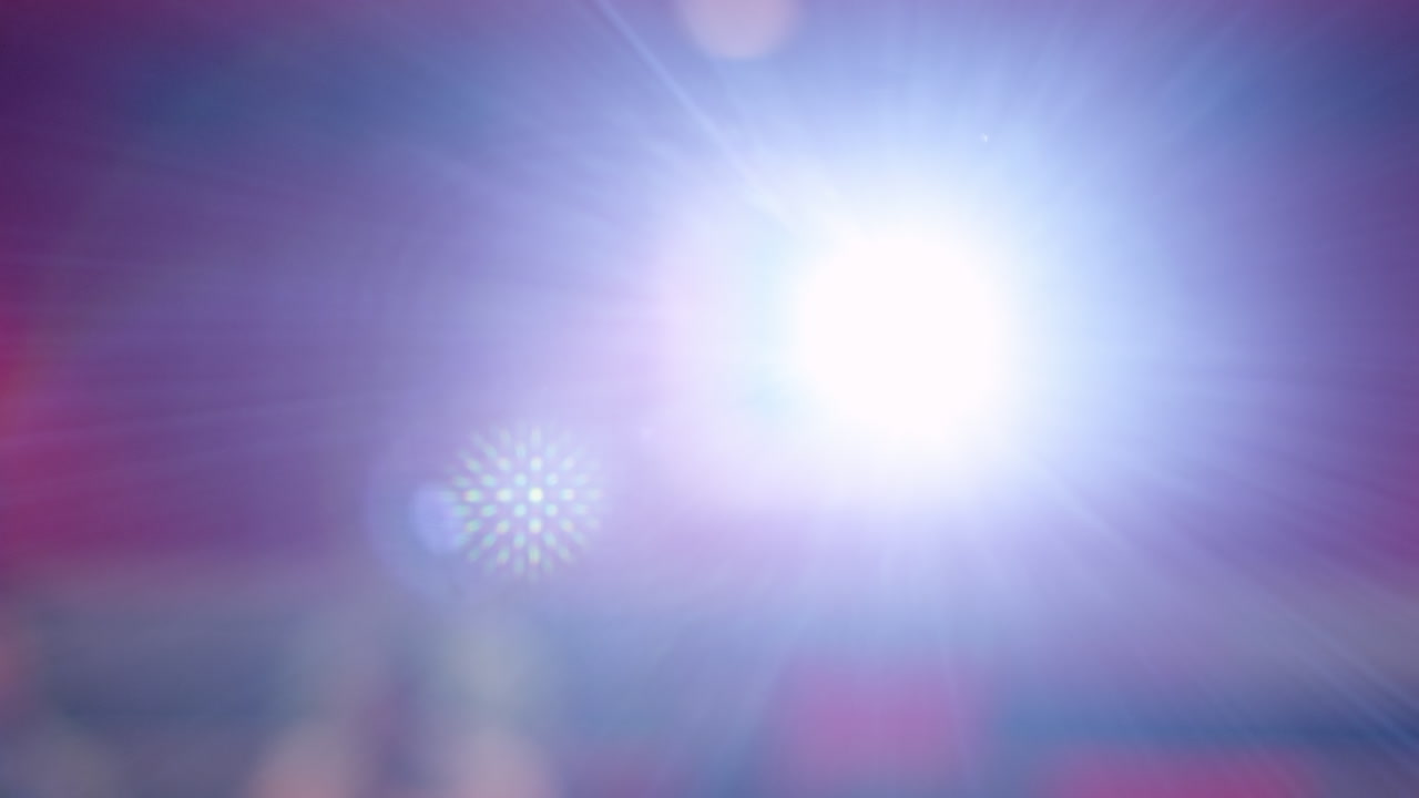 luz de proyector y estudiantes en la sala de conferencias de la universidad, filmado en r3d