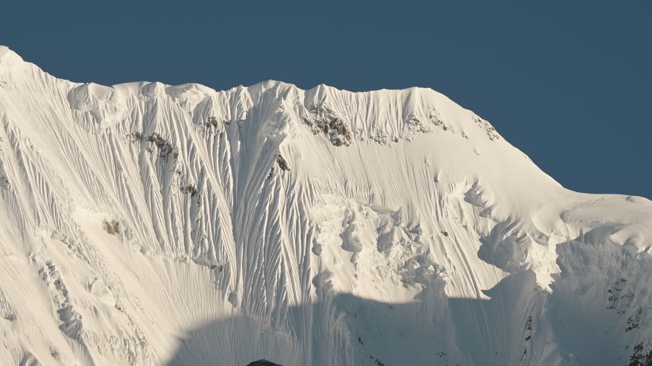 겨울에는 눈이 많이 내리는 히말라야 산맥, 네팔의 눈 인 산맥, 푸른 하늘과 함께 눈으로 인 눈으로 뒤인 산꼭대기, 네팔에서 안나푸르나 서에서 테르킹과 하이킹을 할 때
