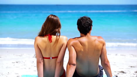 Couple-sitting-together-on-the-sand