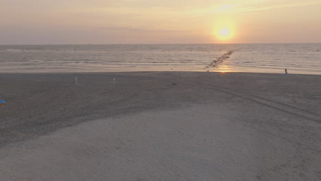 Zeitlupe-Des-Sandstrandes-Und-Des-Nahen-Sonnenschirmstrandes-Bei-Sonnenaufgang,-Typisch-Italienischer-Adriatischer-Strand