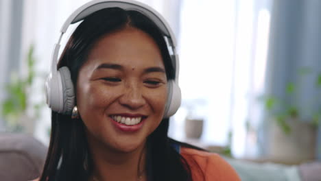 Sonrisa,-Auriculares-Y-Mujer-Asiática-En-El-Salón