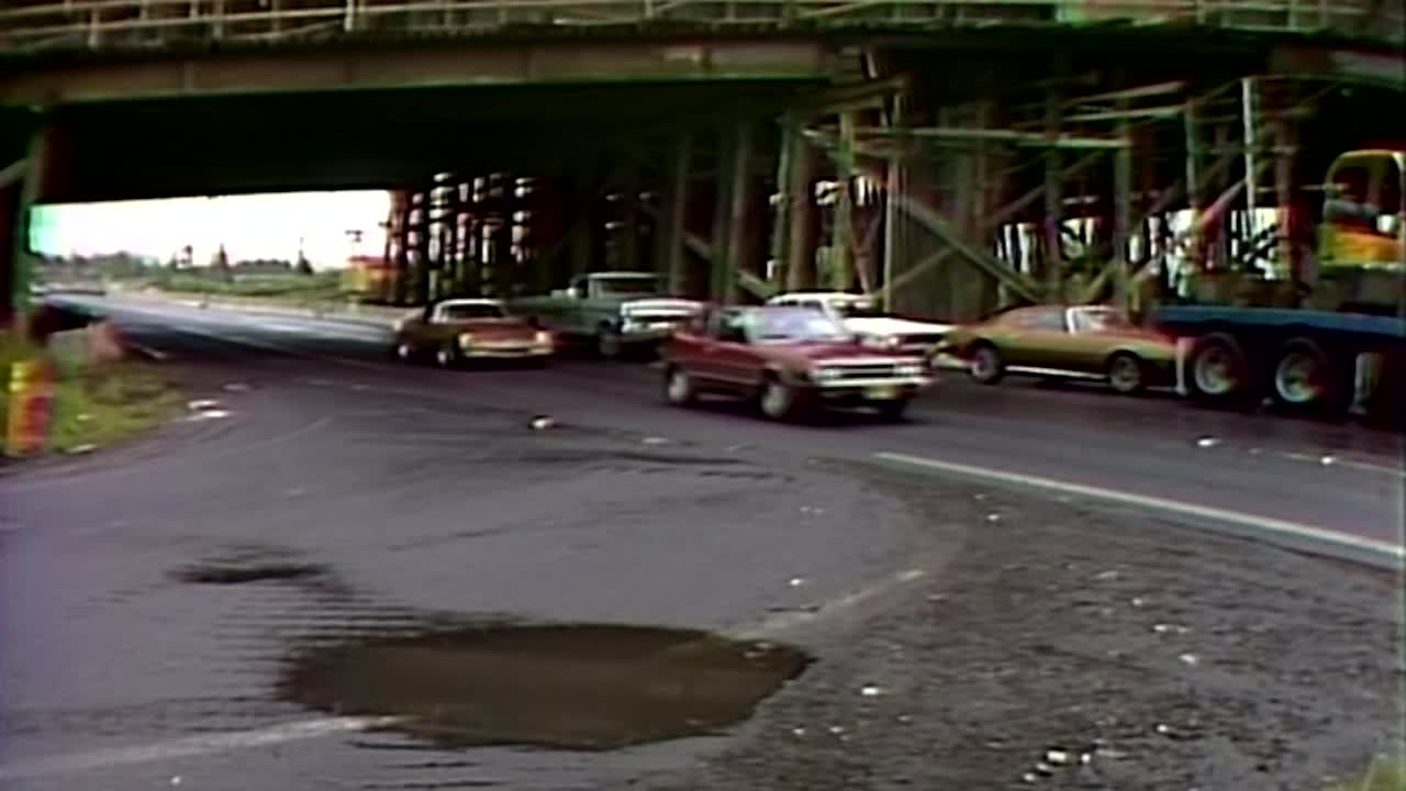 1981 FREEWAY TRAFFIC NEAR OFF RAMP