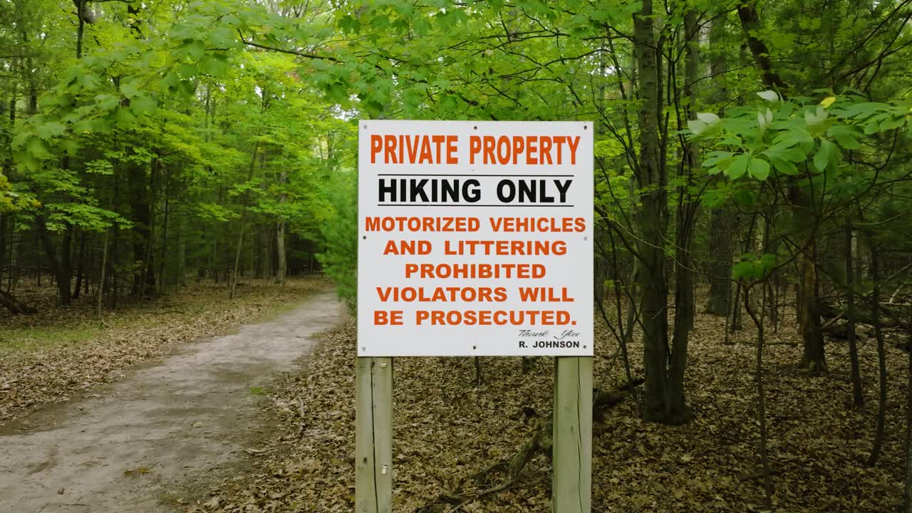 카메라가 산책 표지판에 접근하고 있습니다.