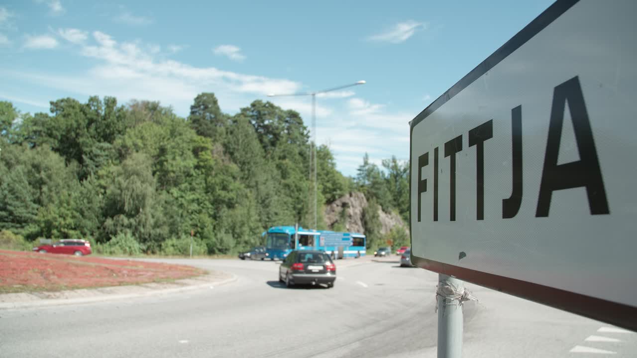 스웨덴 의 앞면 에 피트자 의 표지판 이 있는  ⁇ 비는 순환 교차로