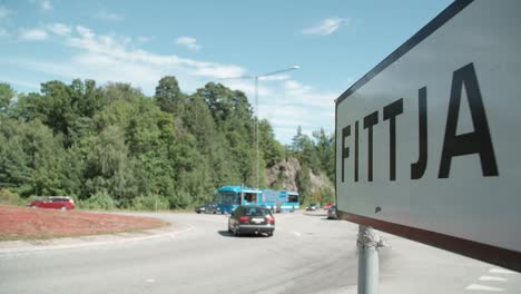 rotonda concurrida con el letrero de fittja en primer plano, suecia