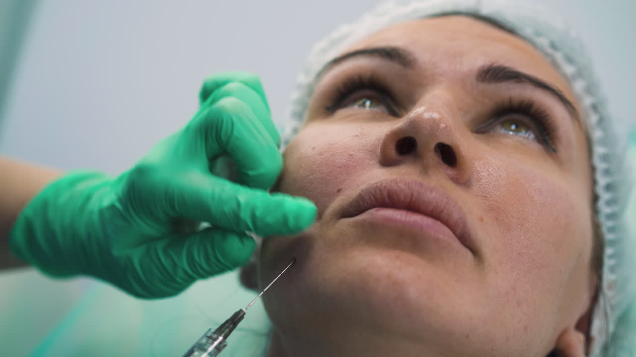 cosmetólogo hace inyección de relleno antienvejecimiento al cliente