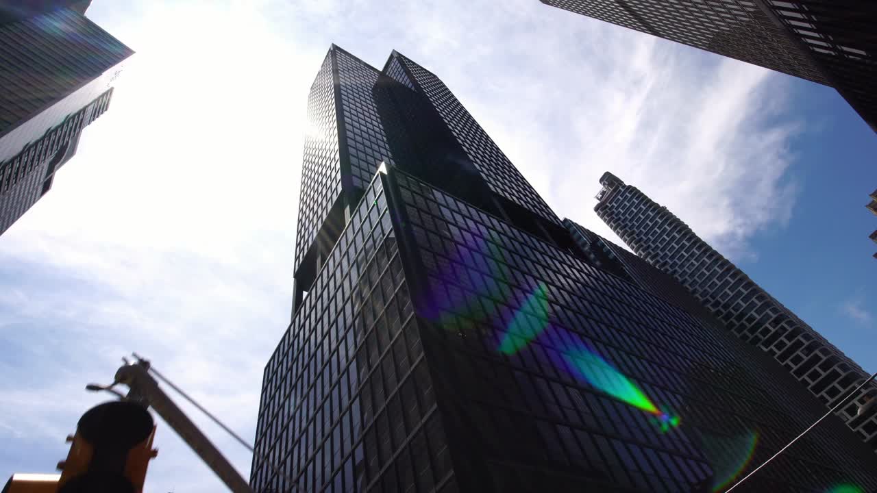 Plano em movimento de baixo ângulo de arranha-céus modernos em NYC Nova Iorque Manhattan