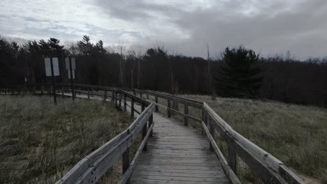 Stürmisches-Wetter-über-Einer-Promenade