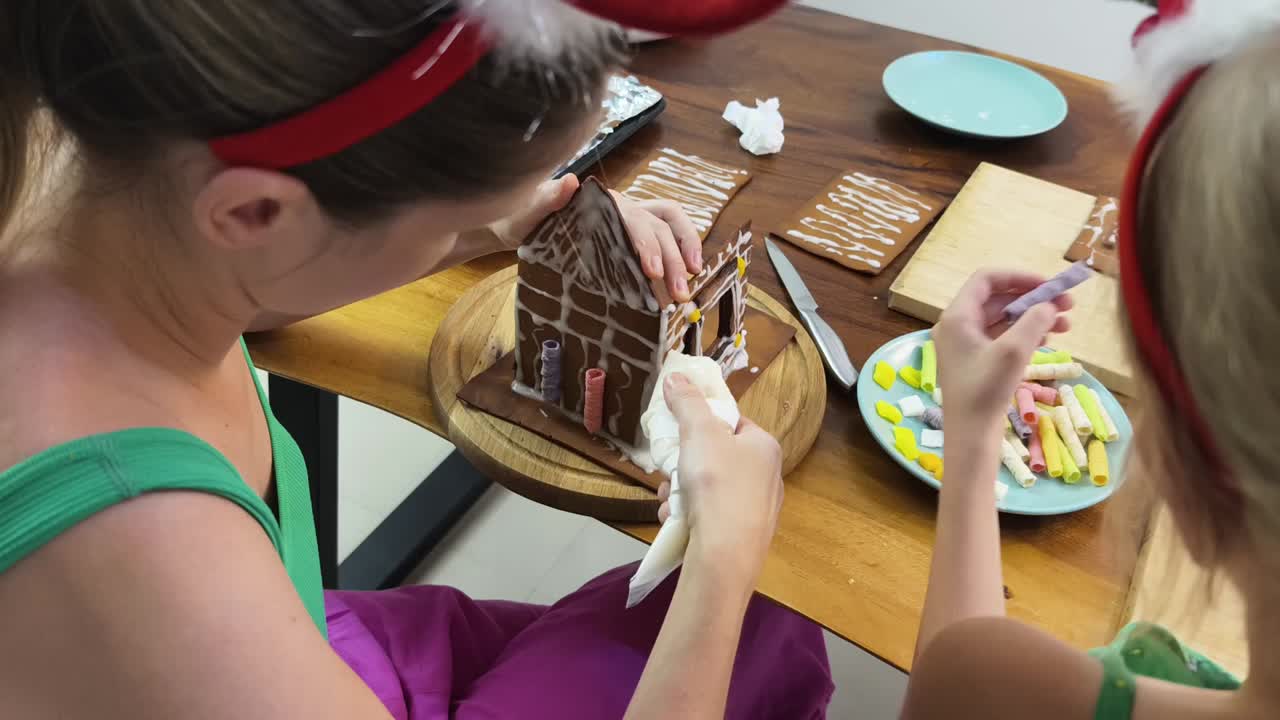 familia decorando una casa de pan de jengibre