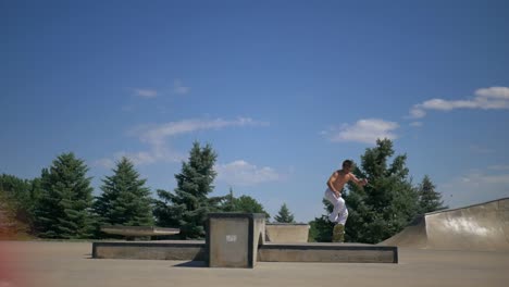 kickflip molienda torcida en una cornisa en colorado