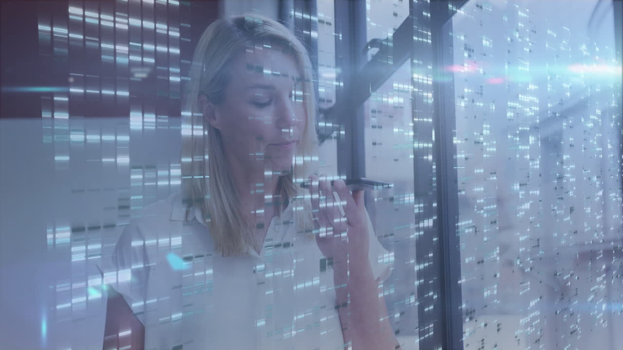 animación del procesamiento de datos sobre una mujer de negocios caucásica que usa un teléfono inteligente en la oficina