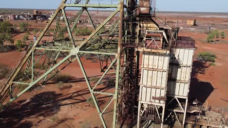 Toma-Aérea-Del-Headframe-En-Un-Pueblo-Minero-Australiano-Abandonado