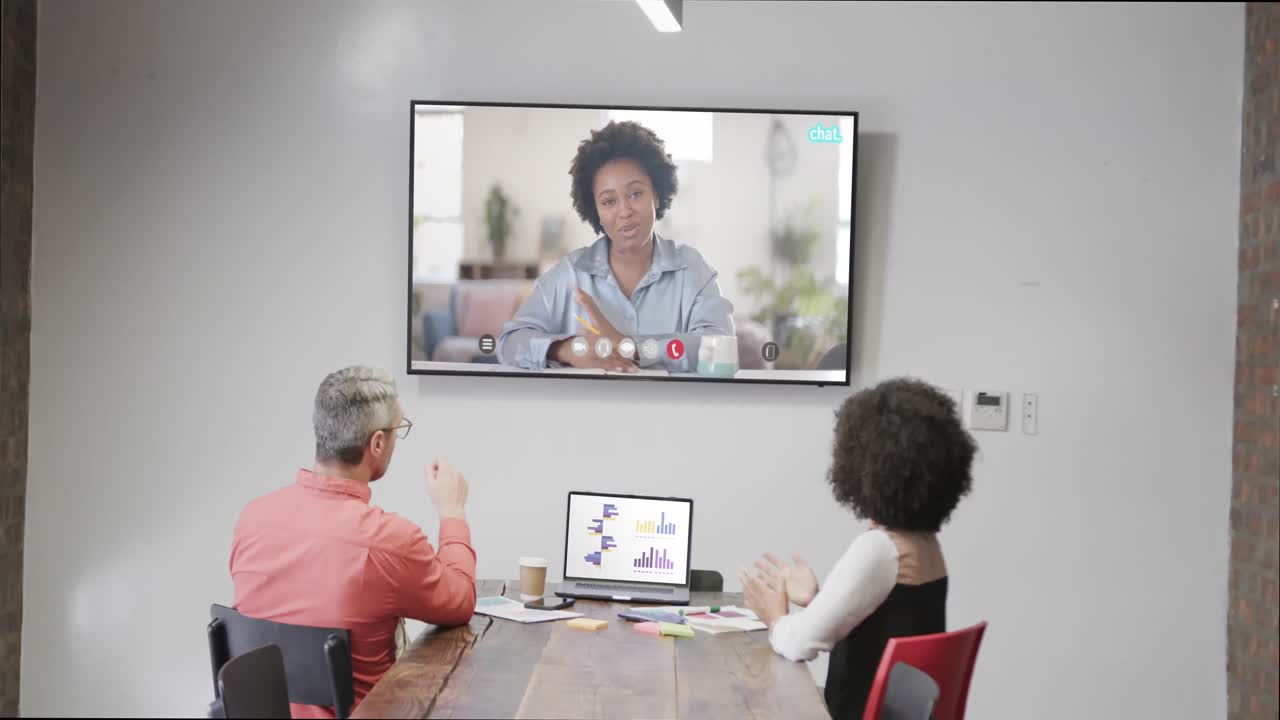 diversas personas de negocios en videollamada con una colega afroamericana en la pantalla