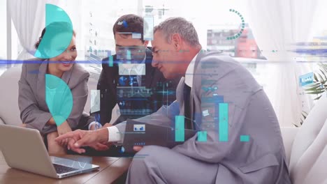 animación del procesamiento de datos sobre los empresarios caucásicos en la oficina