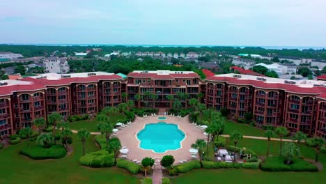 vista de drones volando lejos del centro del condominio y resort mediterranea en la playa de miramar cerca de destin florida